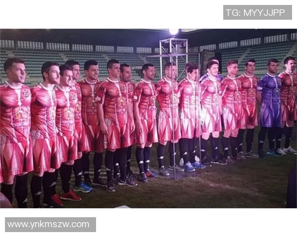 打造足球明星造型 从球衣到配件全方位模仿明星经典装扮 打造足球明星造型 从球衣到配件全方位模仿明星经典装扮