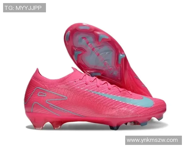 球星穿粉色足球鞋亮相赛场引发热议 成为时尚与竞技的双重焦点 球星穿粉色足球鞋亮相赛场引发热议 成为时尚与竞技的双重焦点