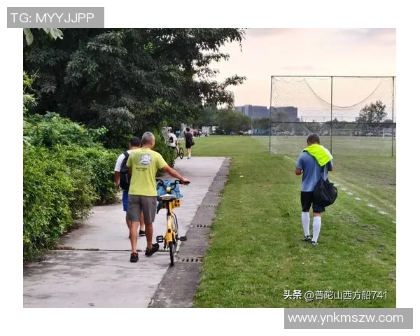 足球球星日常生活大揭秘：从训练场到私人时光，球场之外的真实面貌